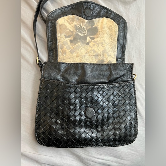 Elliot Lucca Black Leather and Fine Gold Mesh Adjustable Crossbody Pocketbook - Picture 6 of 14